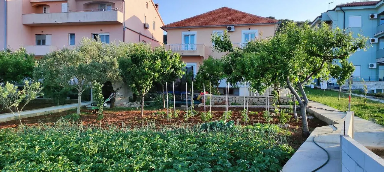 Apartments Lukacic Tkon