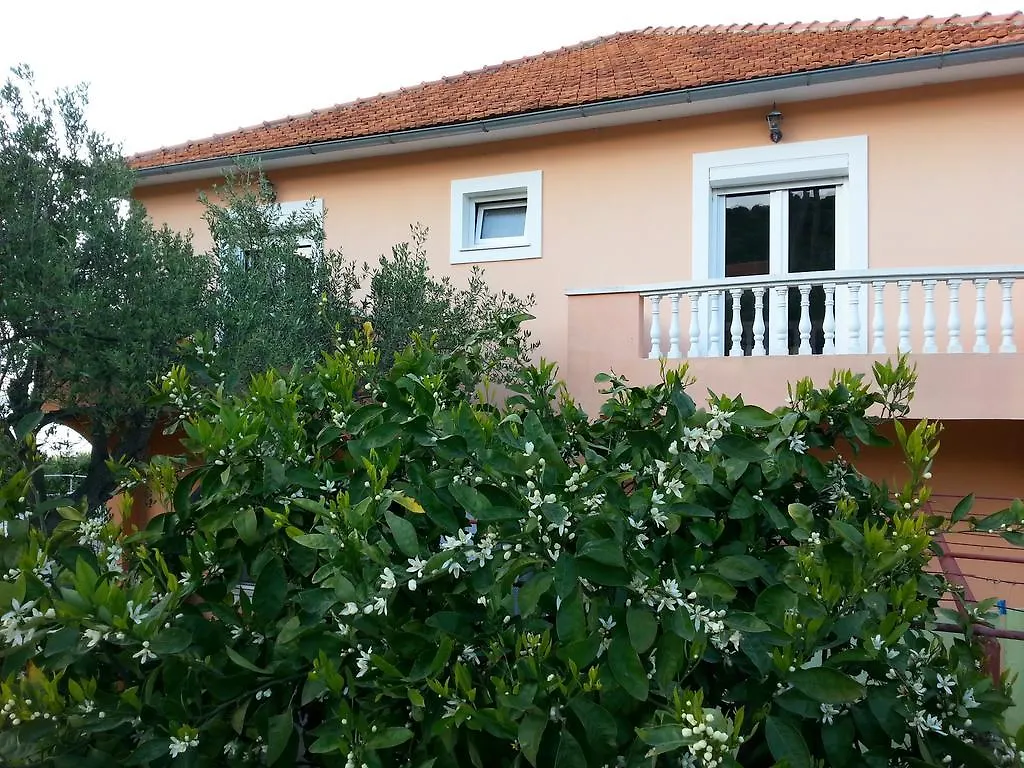 Apartments Lukacic Tkon 0*,